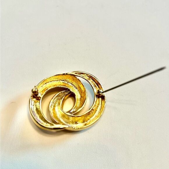 Elegant Vintage Gold-Tone Interlocking Ring Brooch - Picture 4 of 4